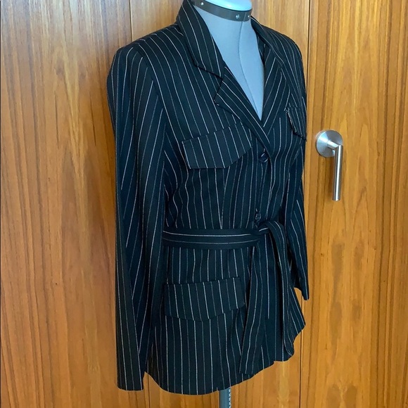 Vintage Pin-striped 90s blazer with belt - Picture 2 of 10